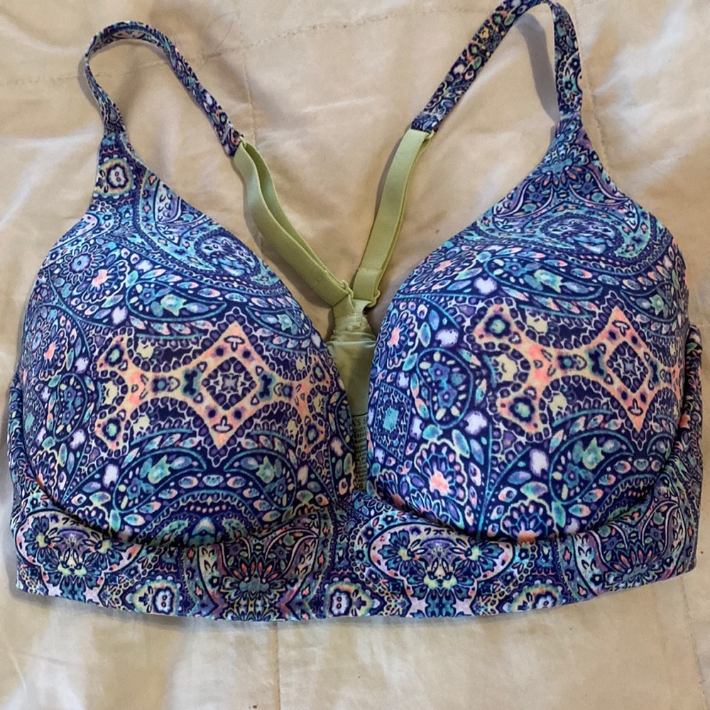Victoria’s Secret 34dd lightly lined plunge wireless bra